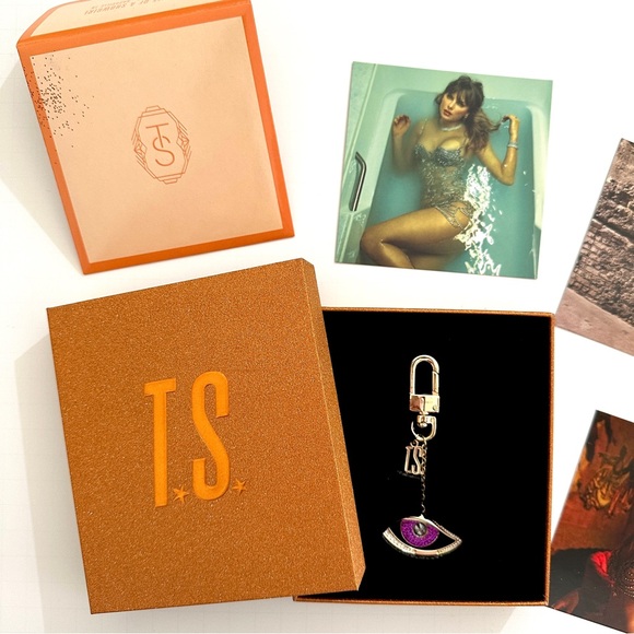 Taylor Swift TLOAS Showgirl Eye Keychain Photo Cards Limited Edition NWT - Picture 5 of 10